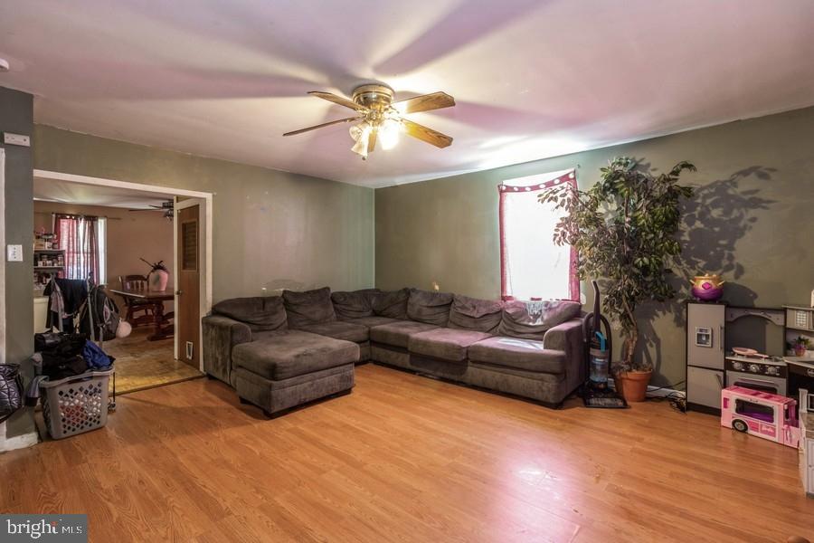 Photo 3 of 25 of 121 W Batten Ave house