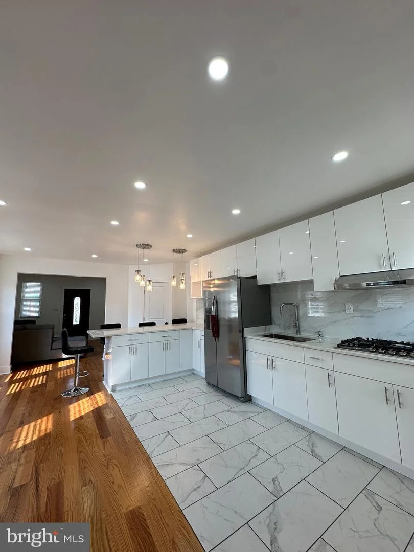 528 E Cheltenham Avenue