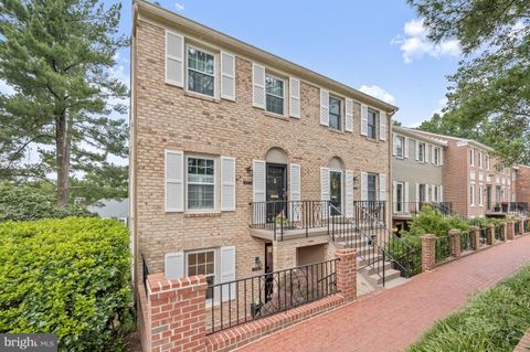 Townhouse in Washington DC 3227 Sutton PLACE.jpg