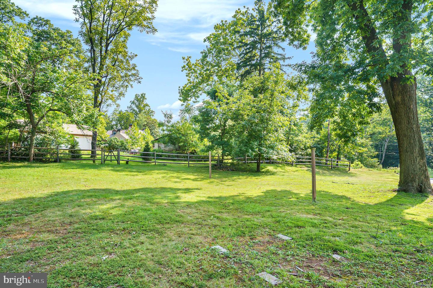 Photo 4 of 37 of 2815 Eagleville Rd house