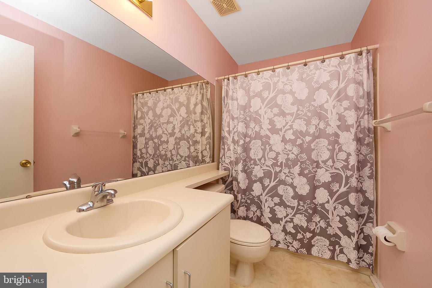 Photo 15 of 23 of 104-B Thornwood Dr condo