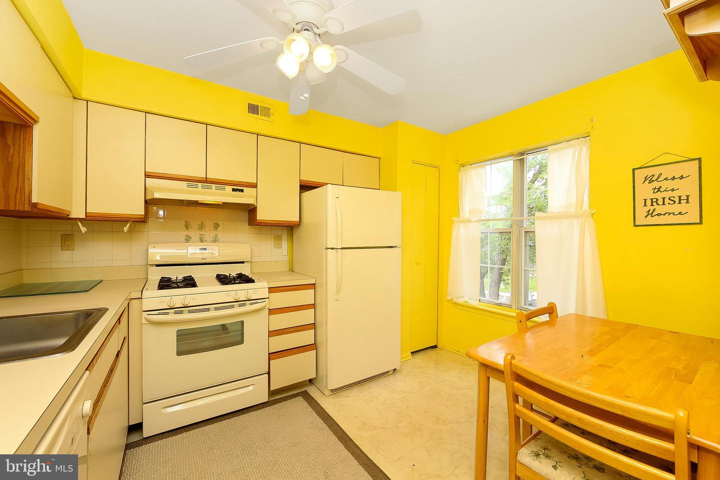 Photo 7 of 23 of 104-B Thornwood Dr condo