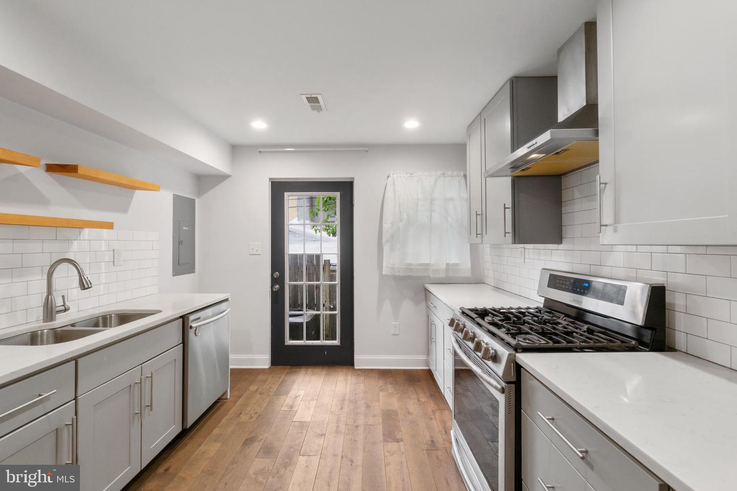 Photo 12 of 53 of 304 S Duncan St townhome
