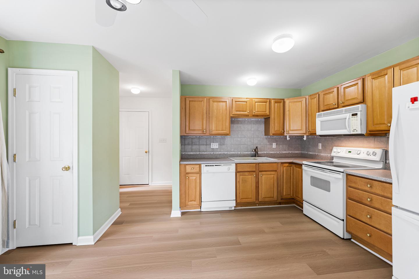Photo 6 of 29 of 90 Boston Dr house