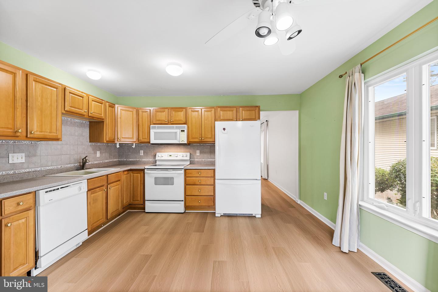Photo 5 of 29 of 90 Boston Dr house
