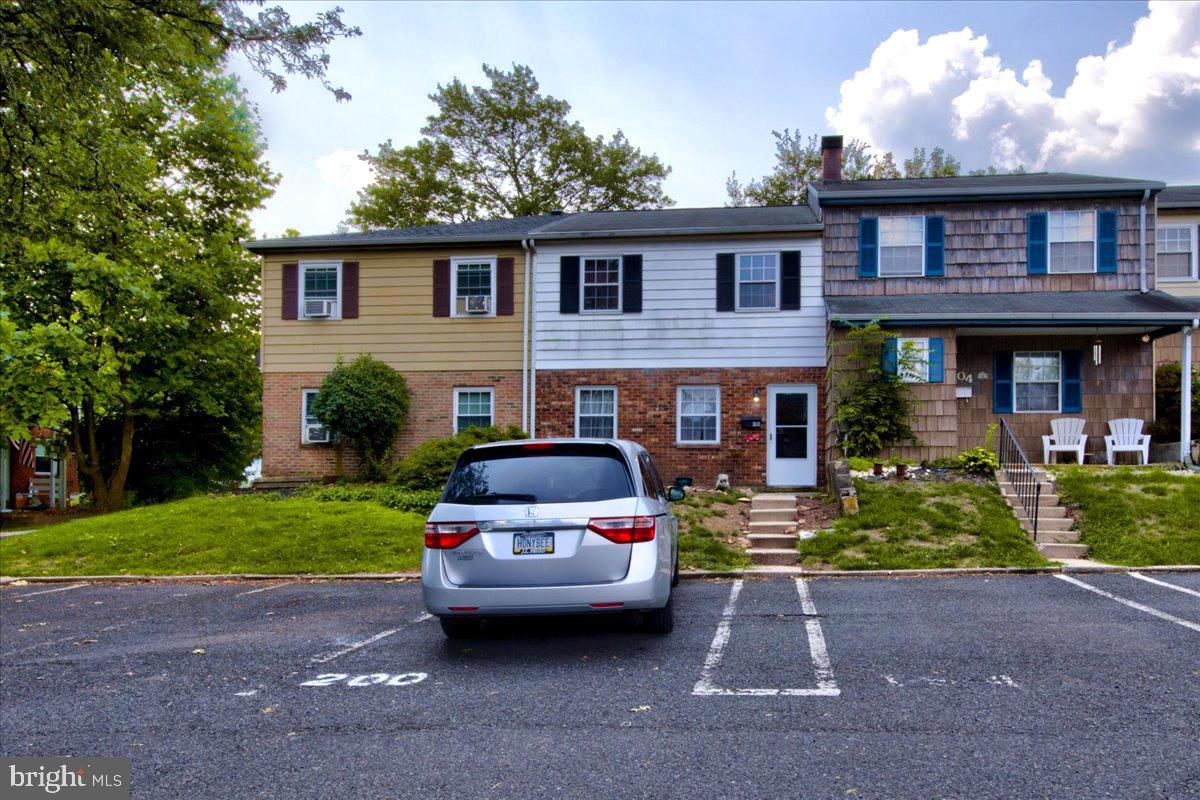 Photo 3 of 29 of 202 Lexington Rd townhome