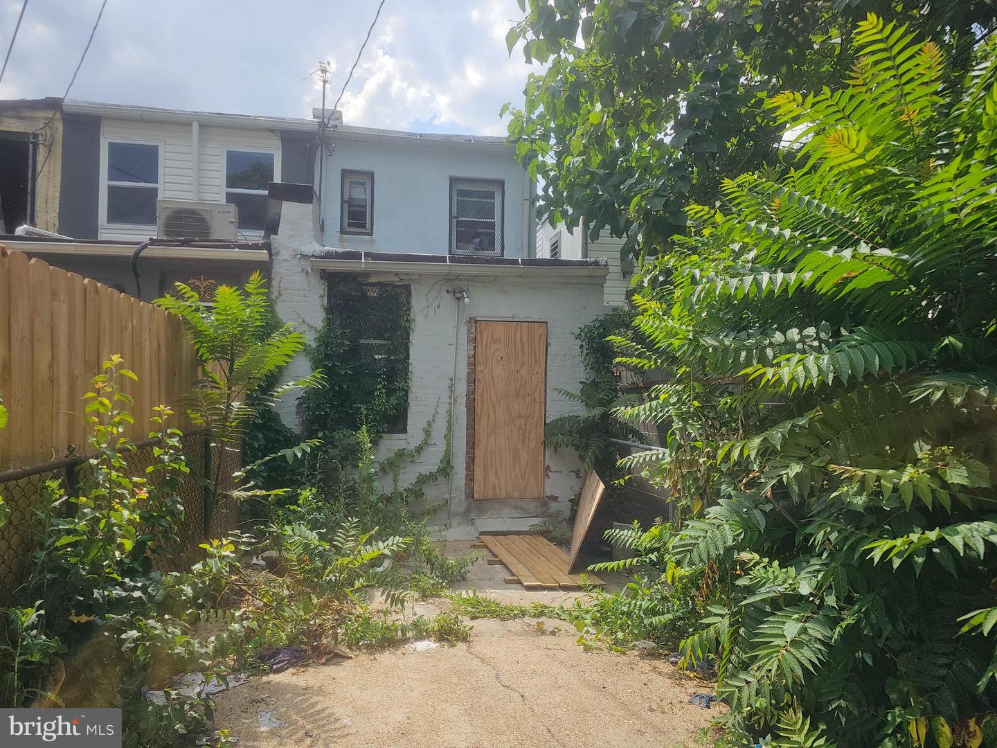 Photo 15 of 18 of 203 S Monroe St multi-family property