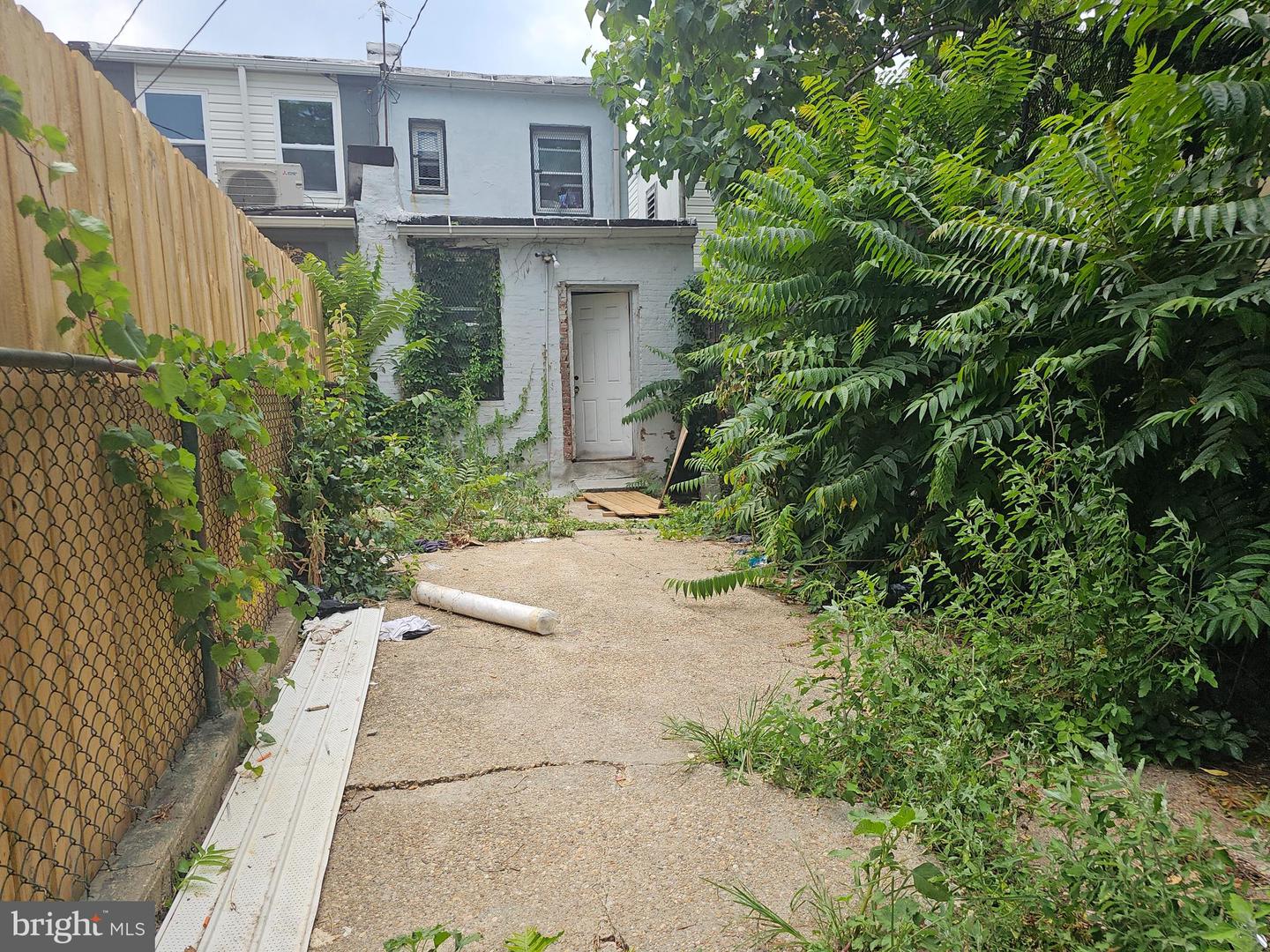 Photo 16 of 18 of 203 S Monroe St multi-family property