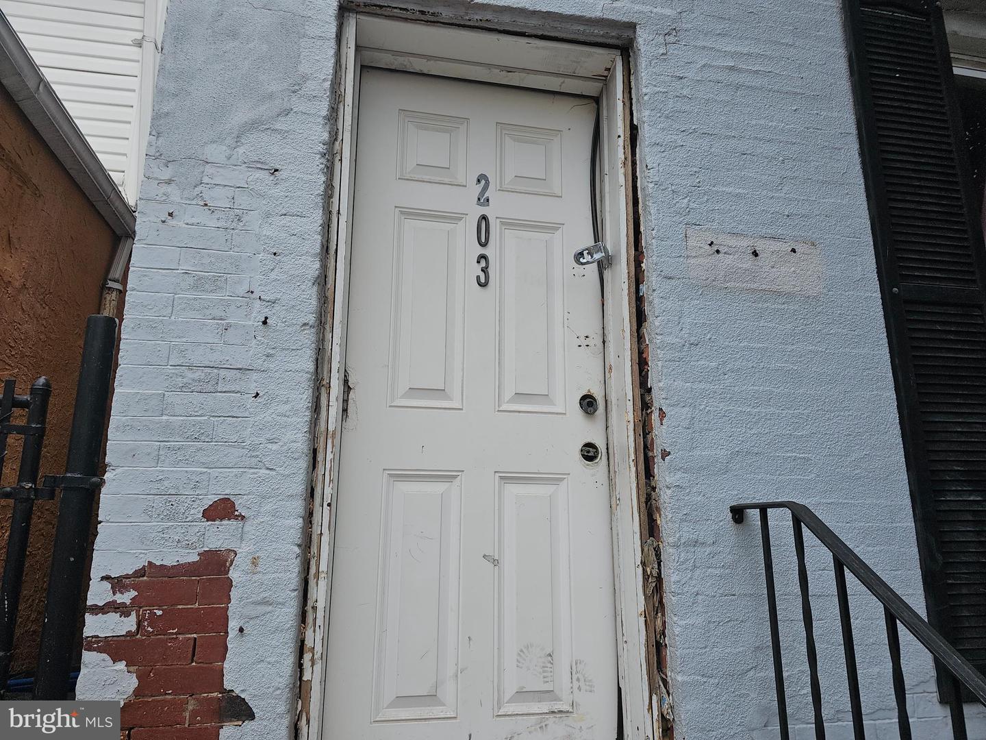 Photo 5 of 18 of 203 S Monroe St multi-family property