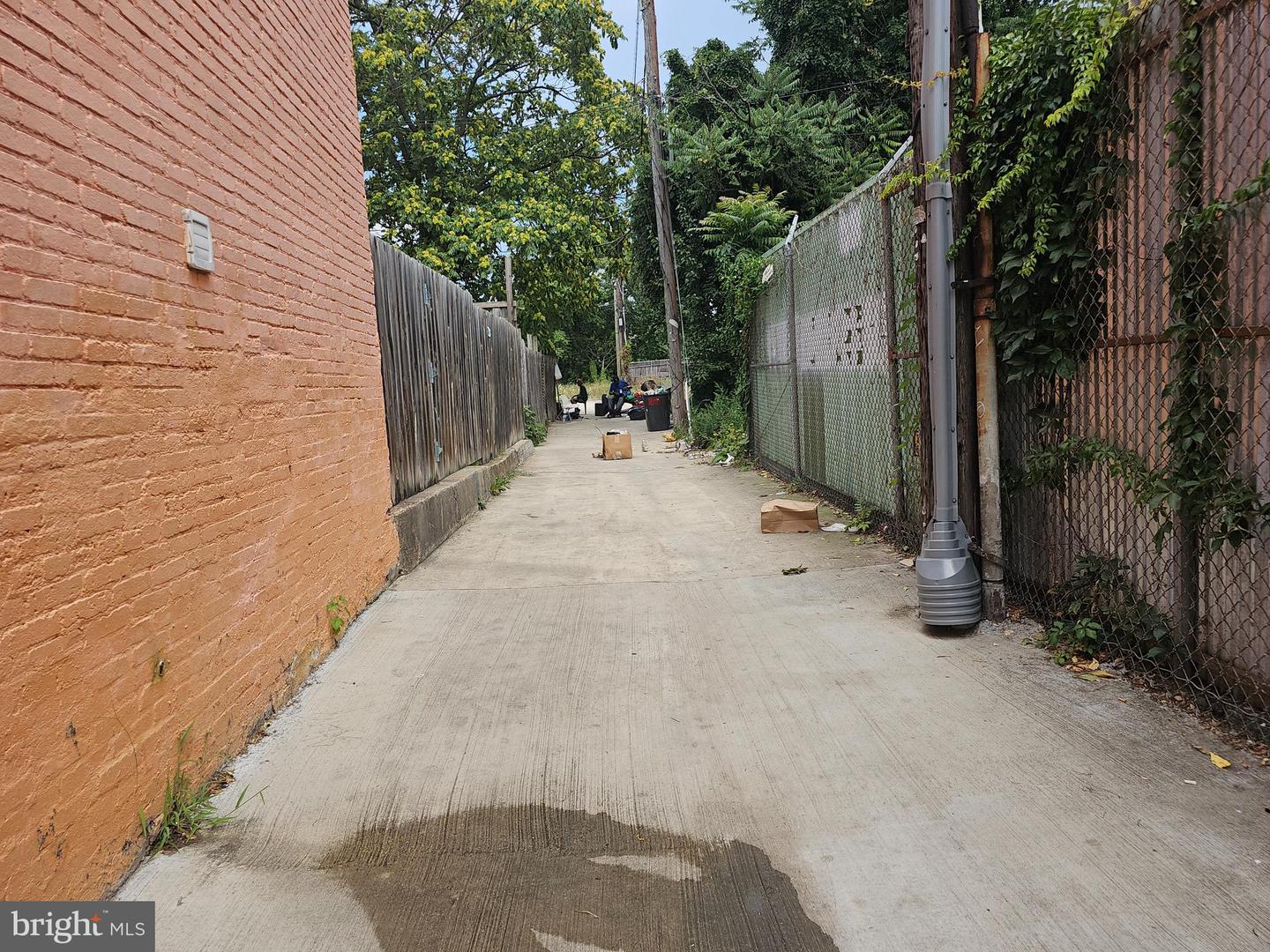 Photo 3 of 18 of 203 S Monroe St multi-family property