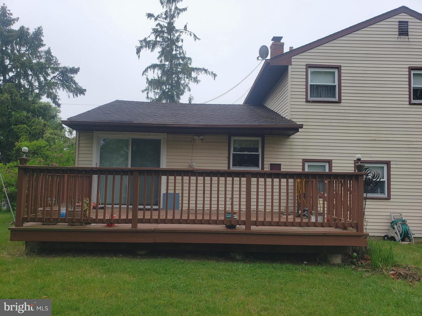 Photo 3 of 17 of 115 Surrey Rd house