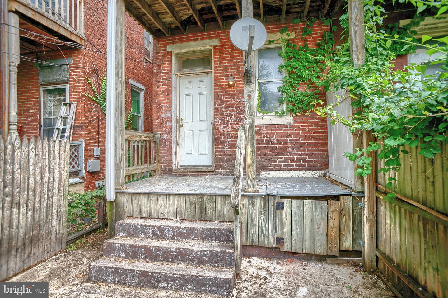Photo 3 of 24 of 2144 Penn St townhome