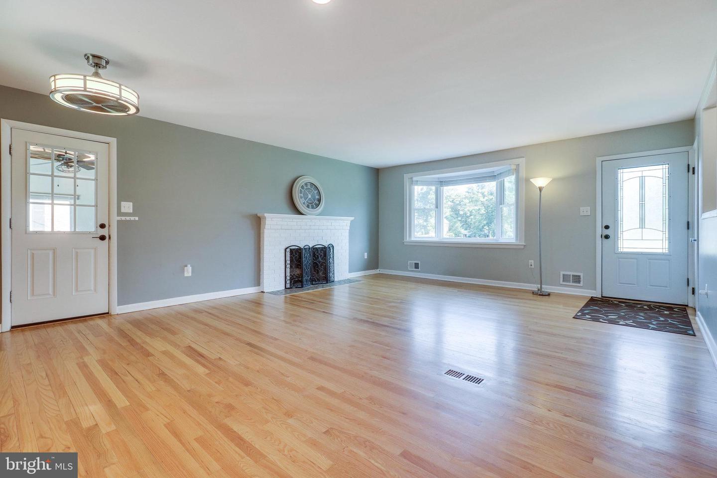 Photo 9 of 21 of 10377 Scaggsville Rd house