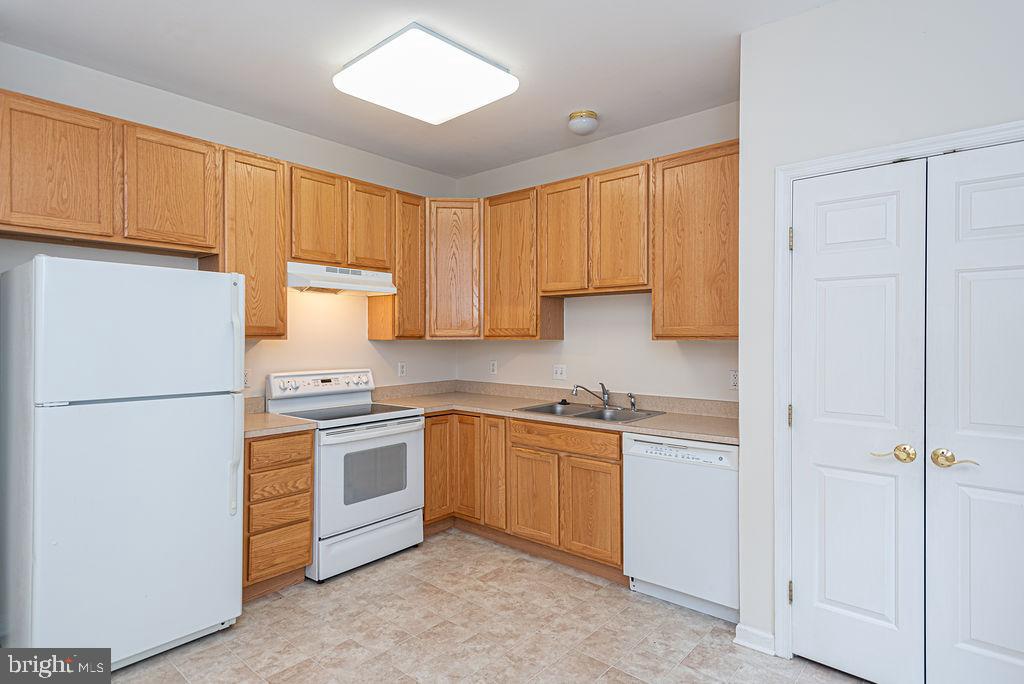 Photo 36 of 61 of 36 John Hall Dr townhome
