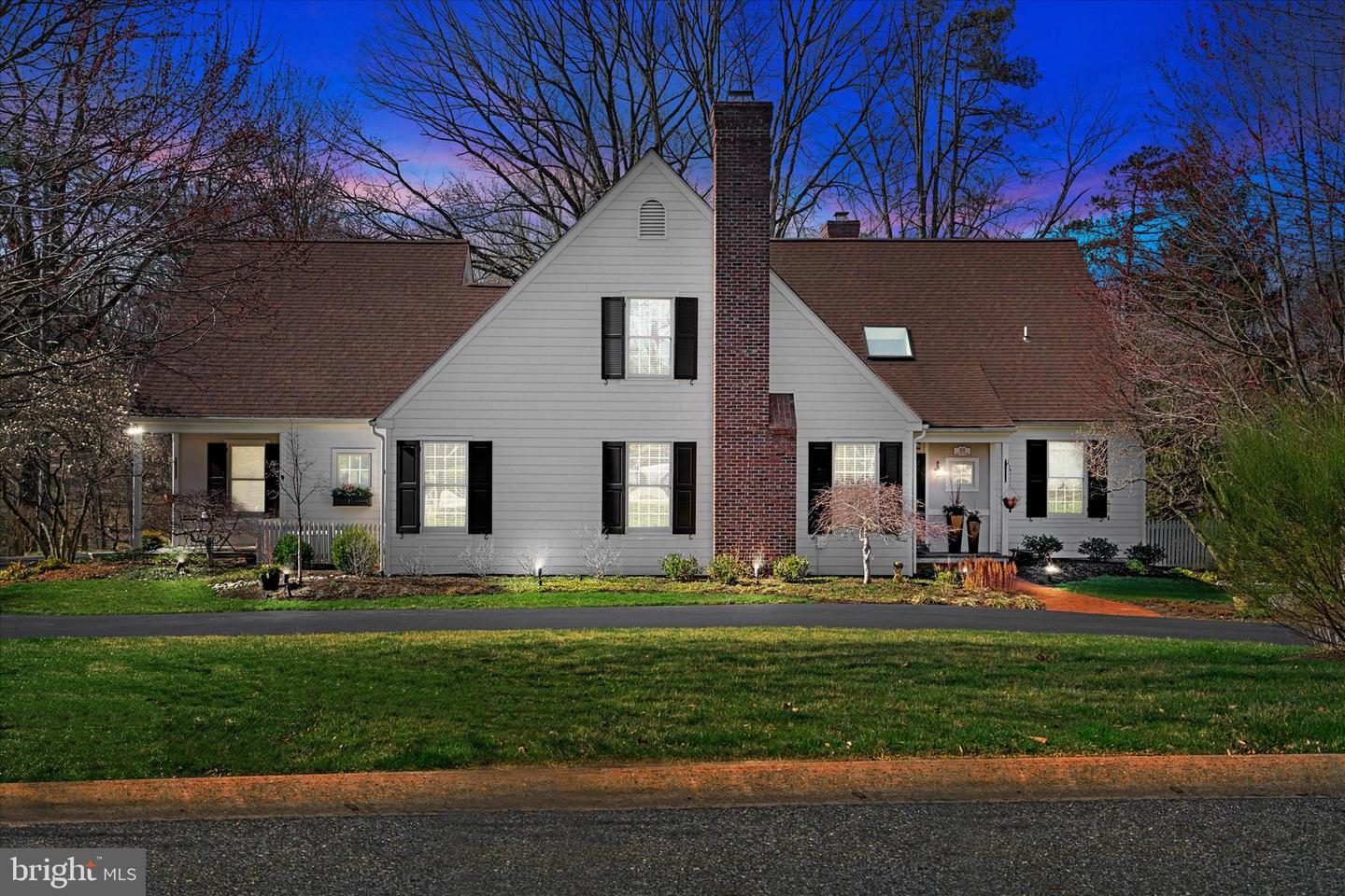 Photo 1 of 41 of 215 Country Ln house