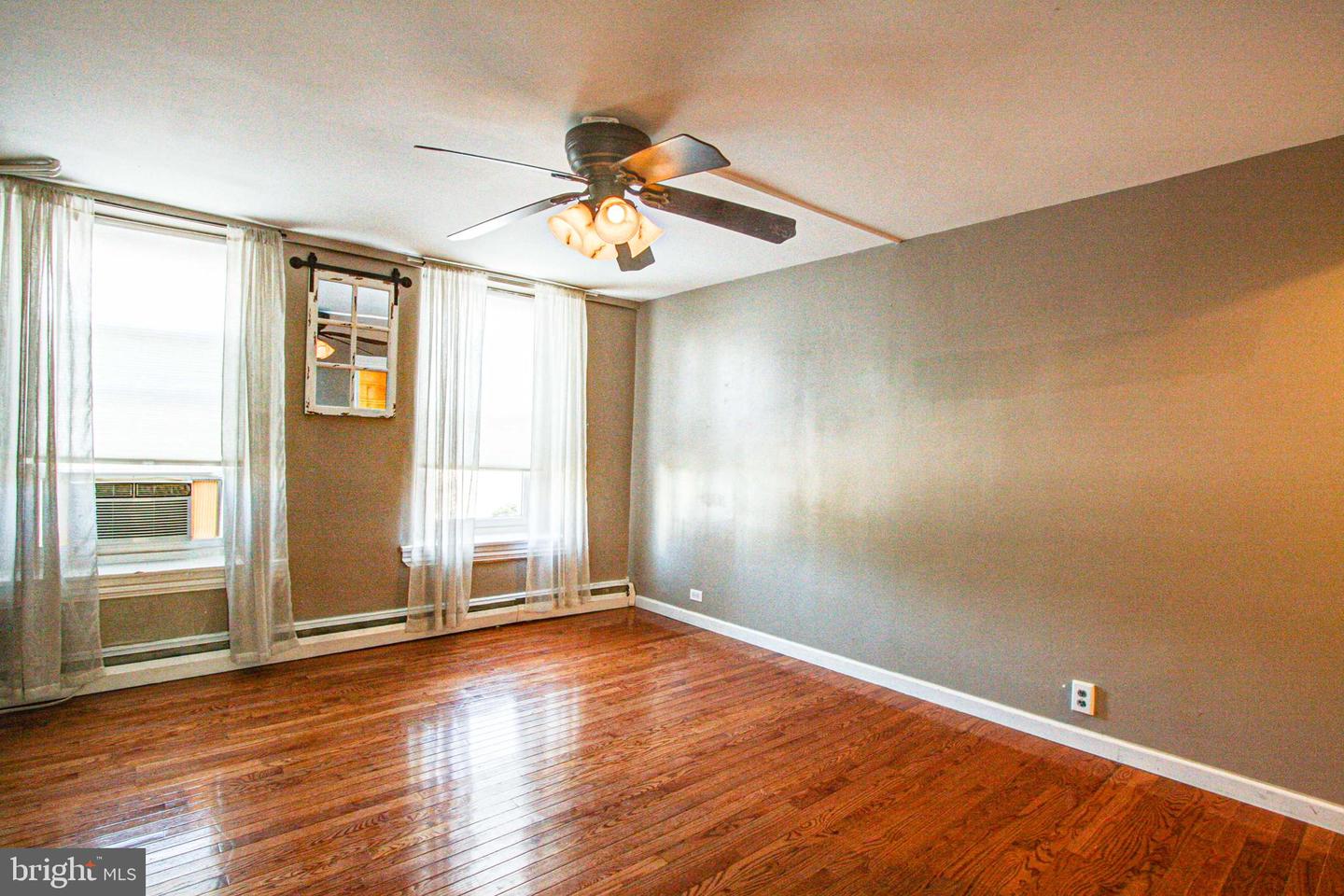 Photo 22 of 38 of 649 Summit St townhome