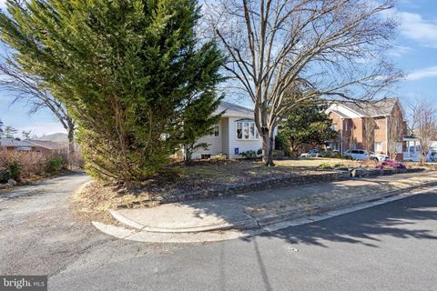 Single Family Residence in Arlington VA 2414 Nottingham STREET 3.jpg