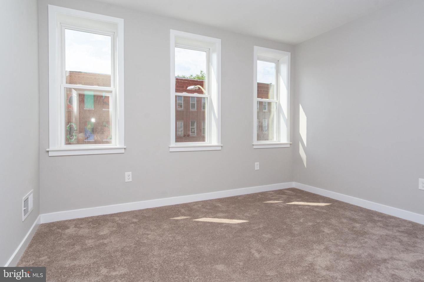 Photo 17 of 41 of 843 Harlem Ave townhome