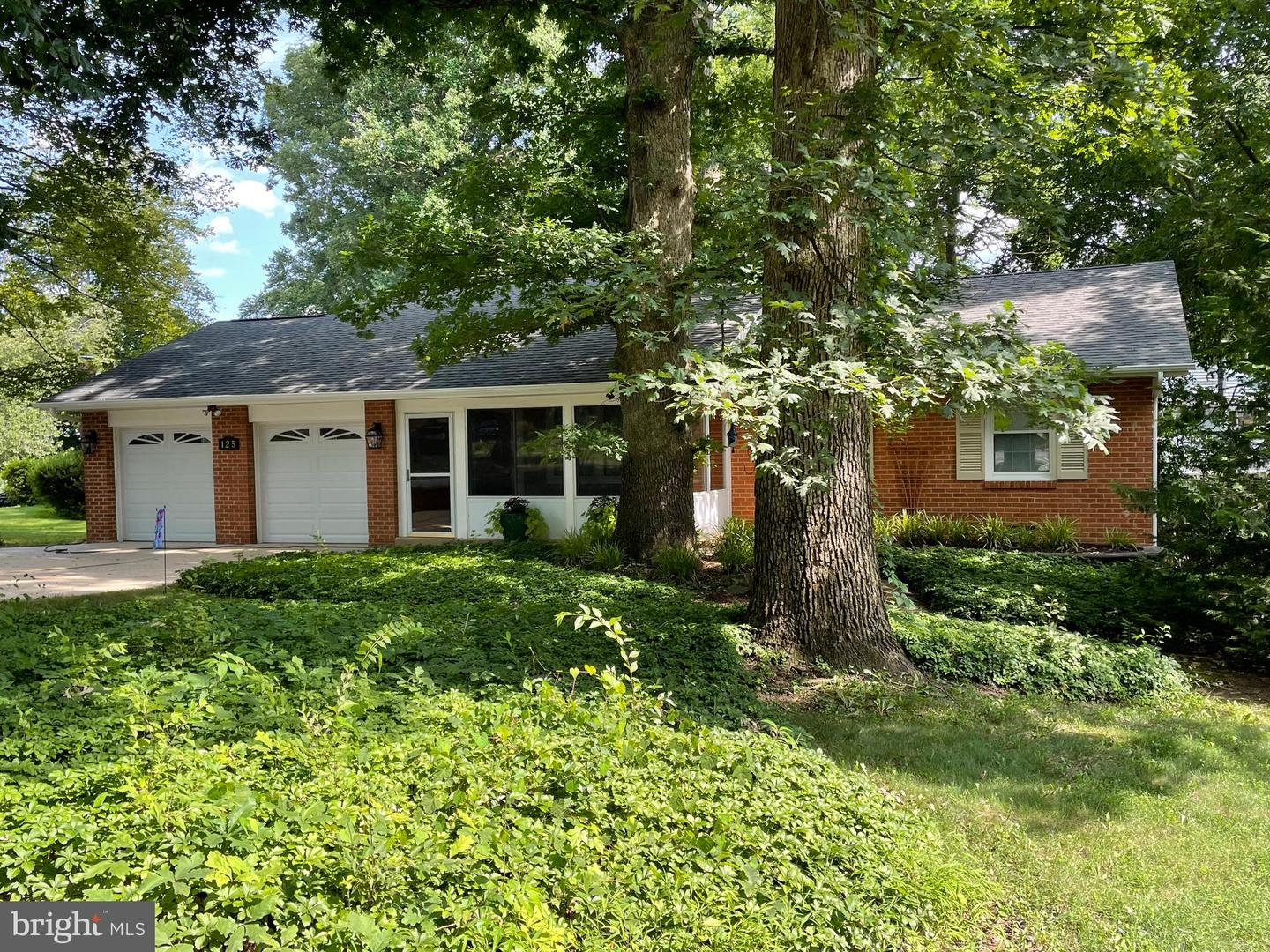Photo 8 of 55 of 125 Saint Regis Dr house