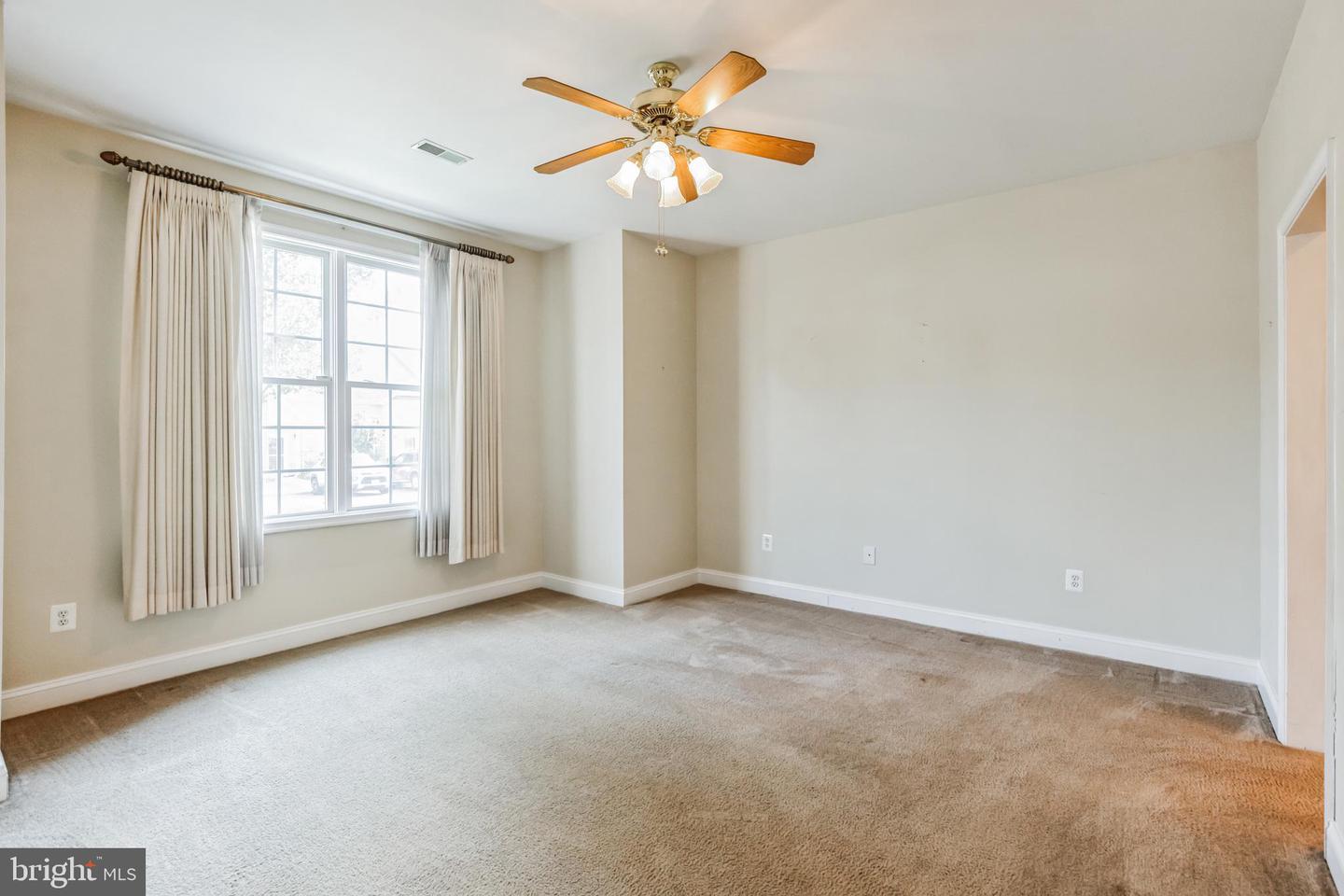 Photo 17 of 31 of 122 Dulles St townhome
