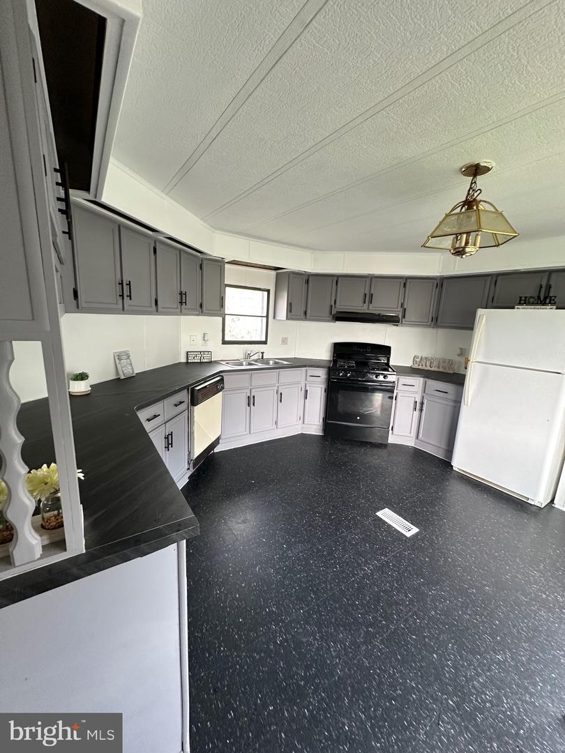 Photo 7 of 19 of 12 Sunset Blvd mobile home