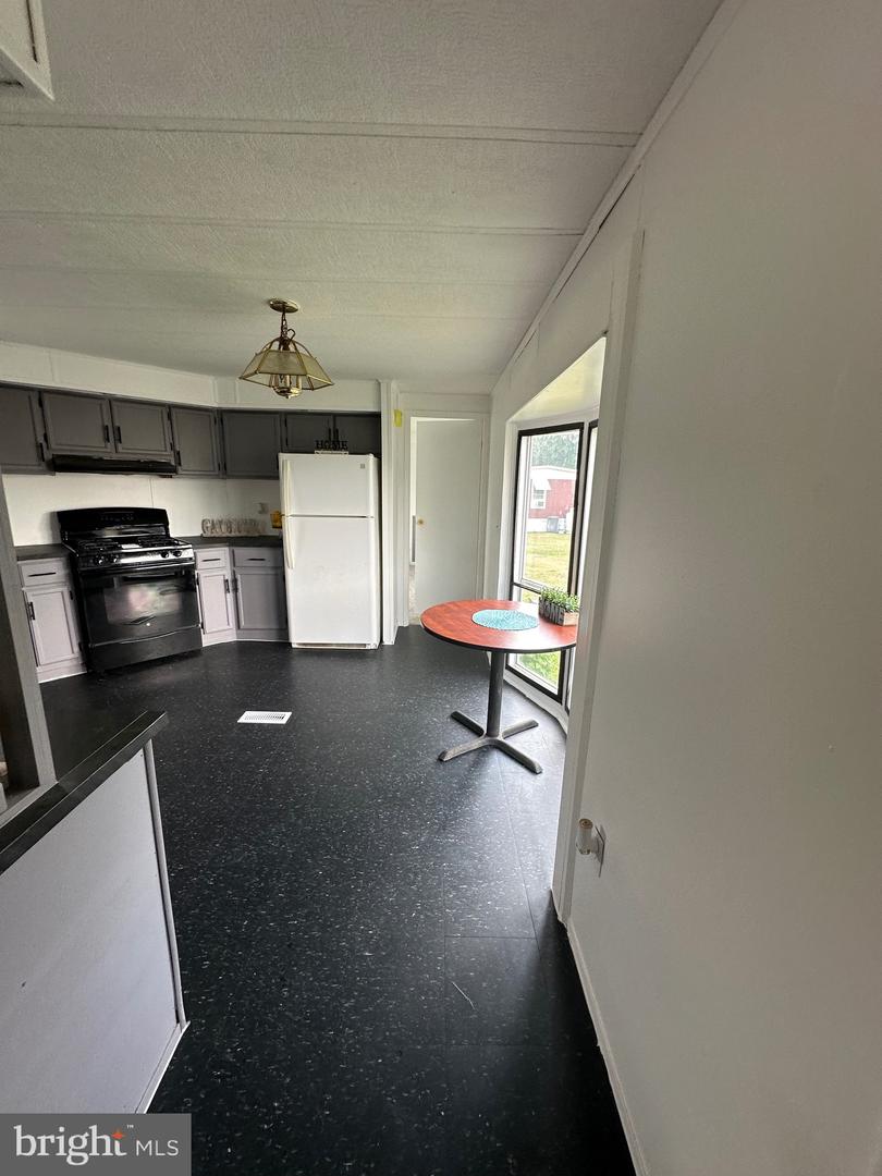 Photo 9 of 19 of 12 Sunset Blvd mobile home