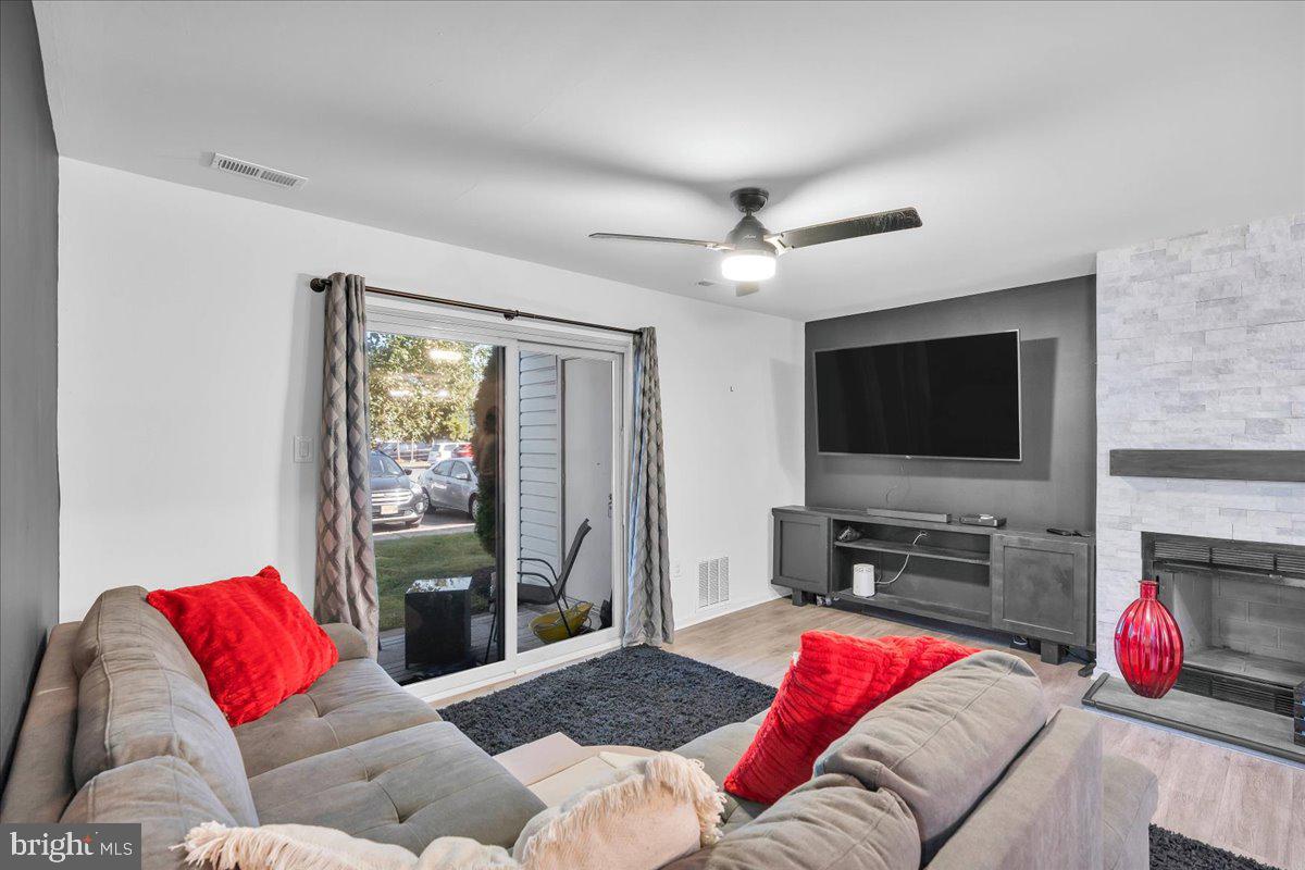 Photo 5 of 24 of 639 Covington Ct condo