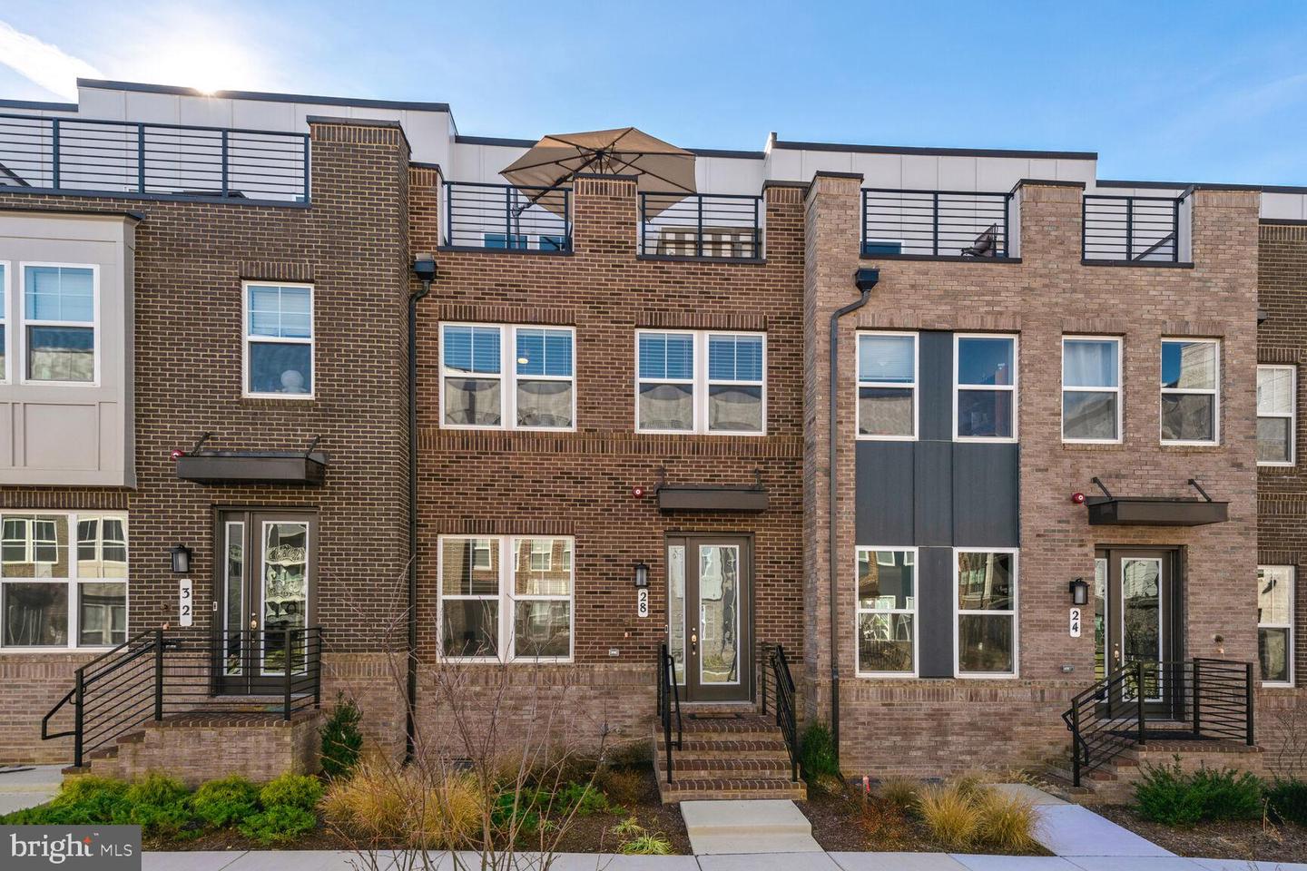 Photo 1 of 20 of 28 Bleeker Pl townhome