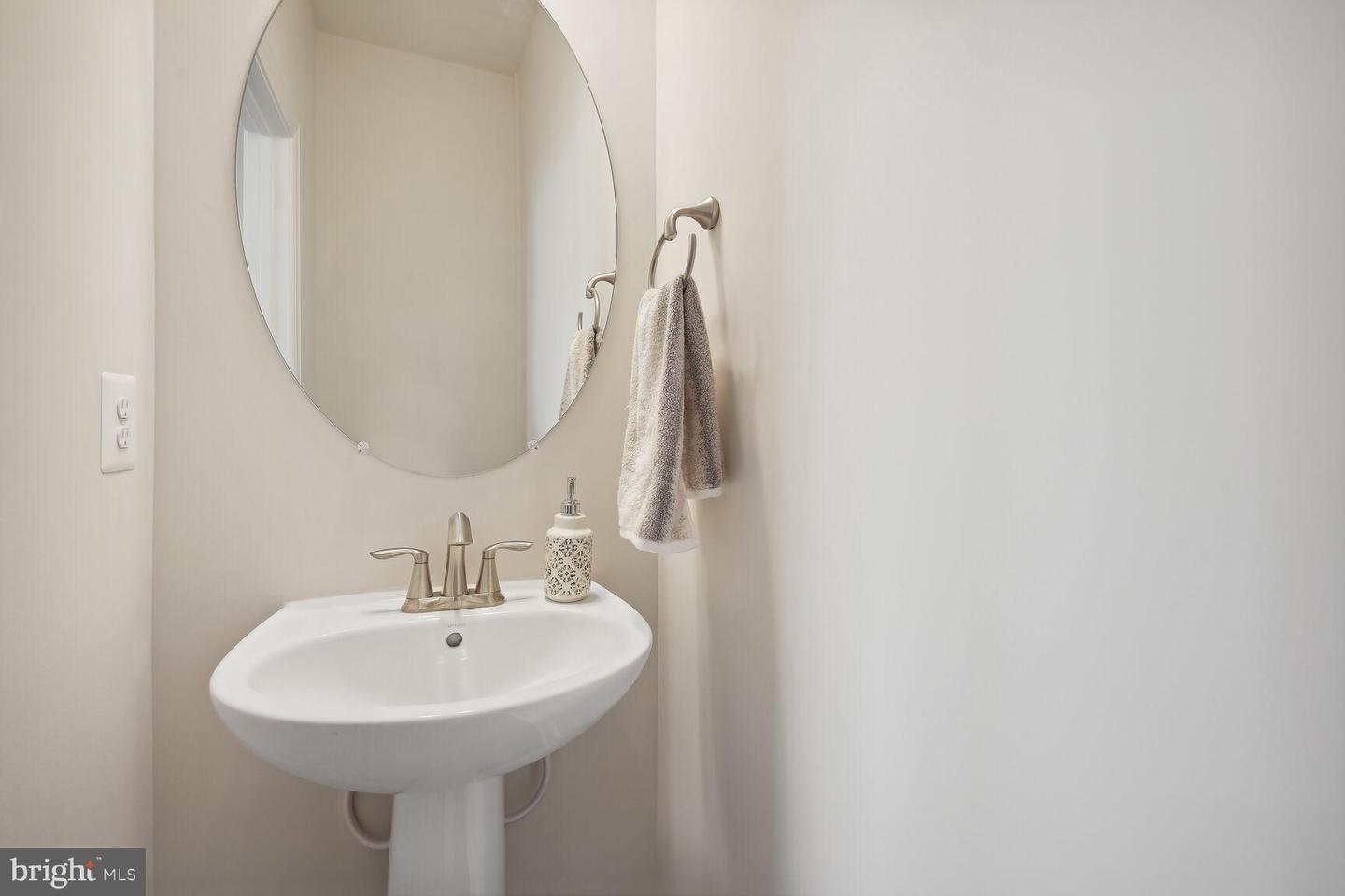 Photo 7 of 20 of 28 Bleeker Pl townhome