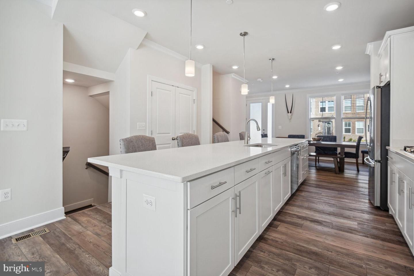 Photo 3 of 20 of 28 Bleeker Pl townhome