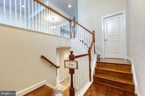 Townhouse in Arlington VA 2561 Kenmore COURT 3.jpg