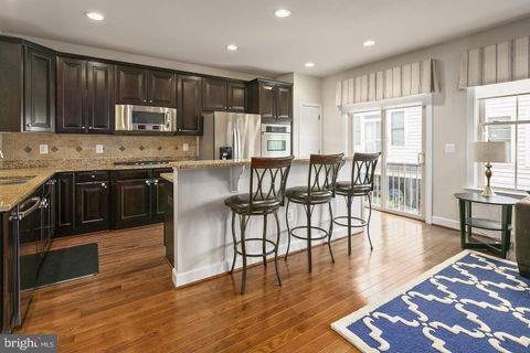 Townhouse in Arlington VA 2561 Kenmore COURT 11.jpg