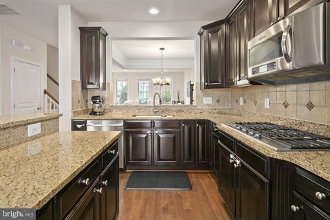 Townhouse in Arlington VA 2561 Kenmore COURT 12.jpg