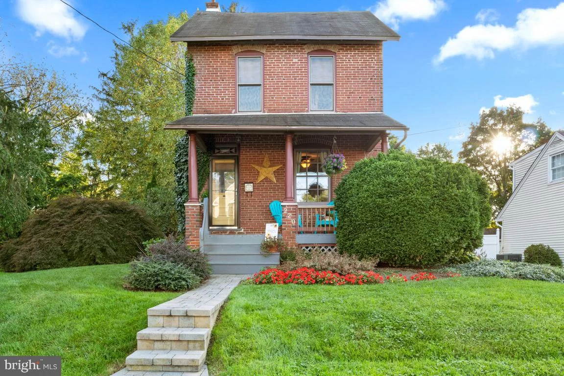 220 S 8th Street