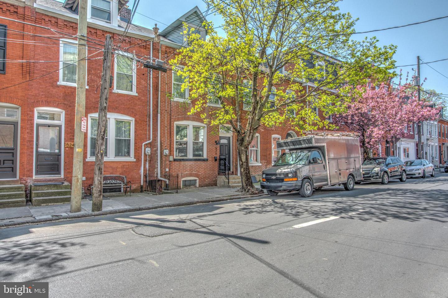 Photo 3 of 32 of 526 W King St townhome