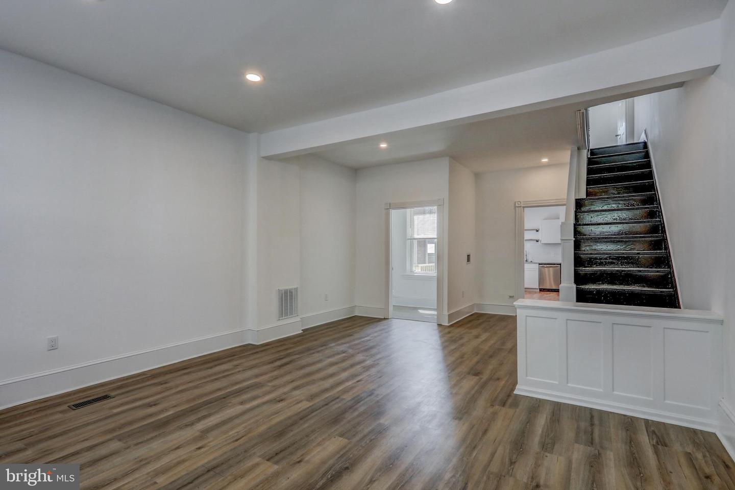 Photo 9 of 32 of 526 W King St townhome