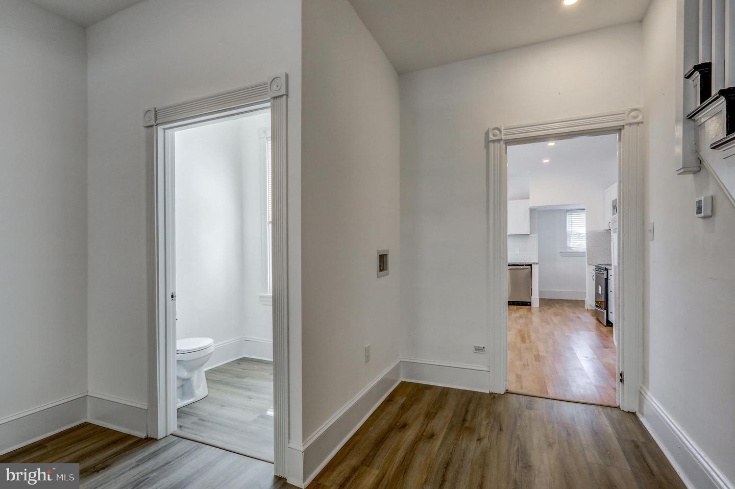 Photo 11 of 32 of 526 W King St townhome