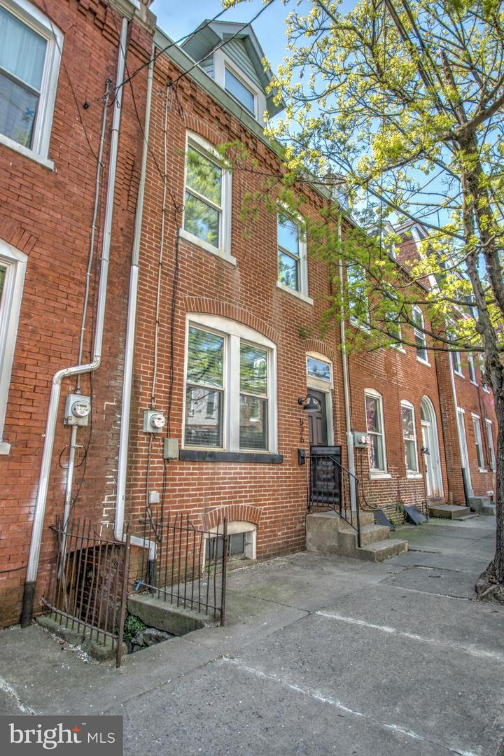 Photo 1 of 32 of 526 W King St townhome