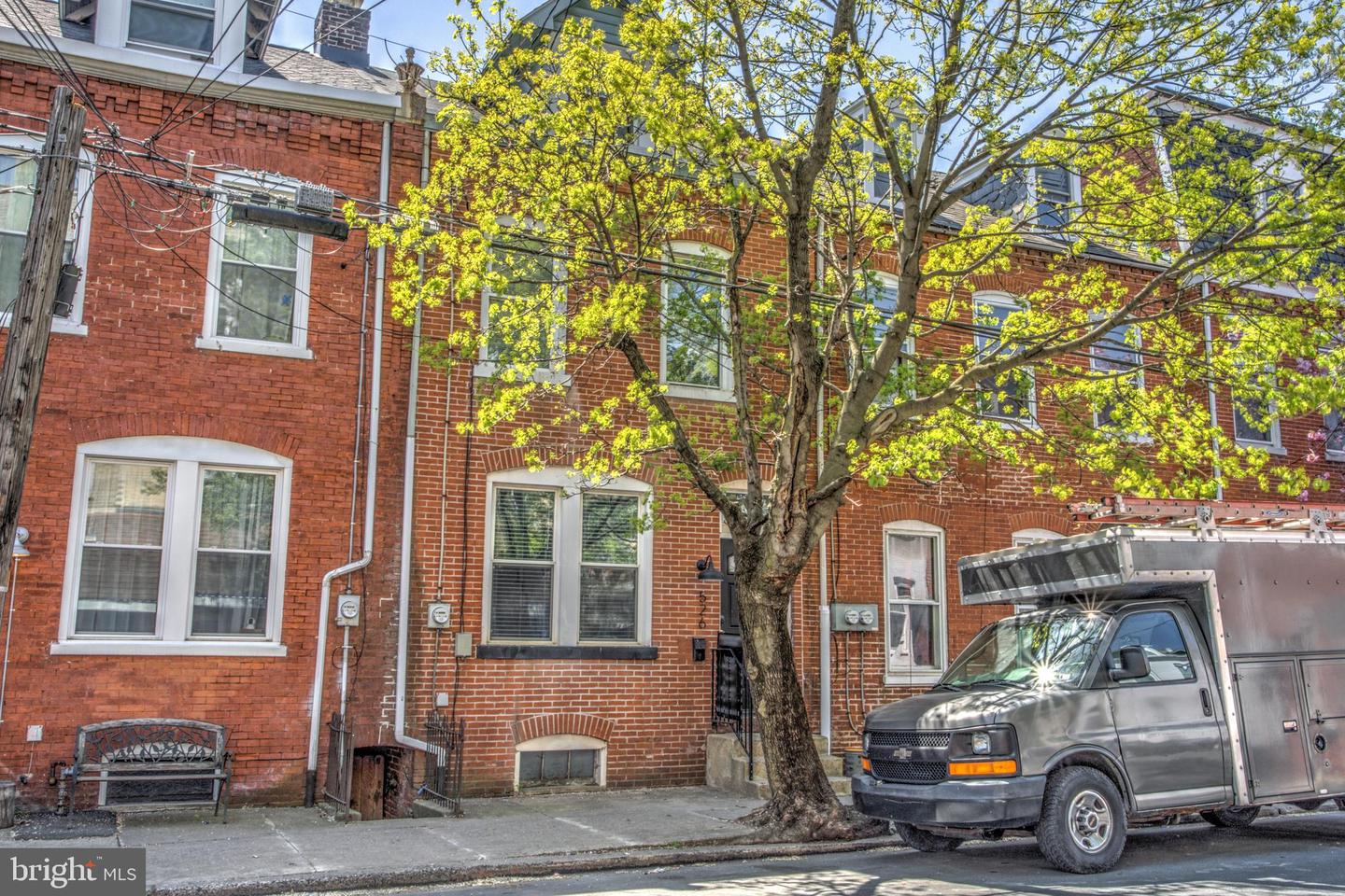 Photo 4 of 32 of 526 W King St townhome