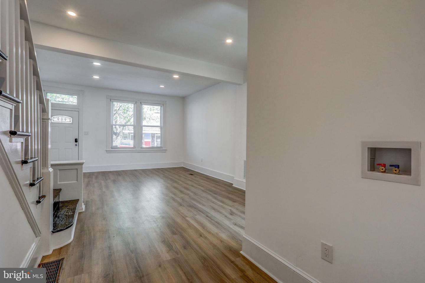 Photo 13 of 32 of 526 W King St townhome