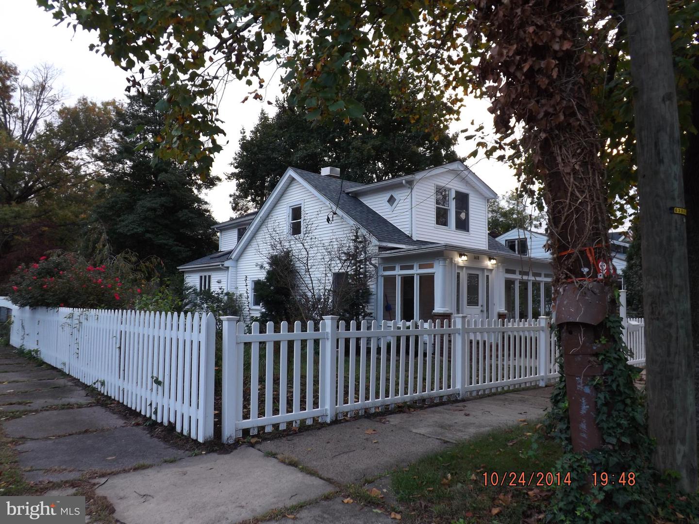 Photo 2 of 19 of 1418 Riverside Dr house