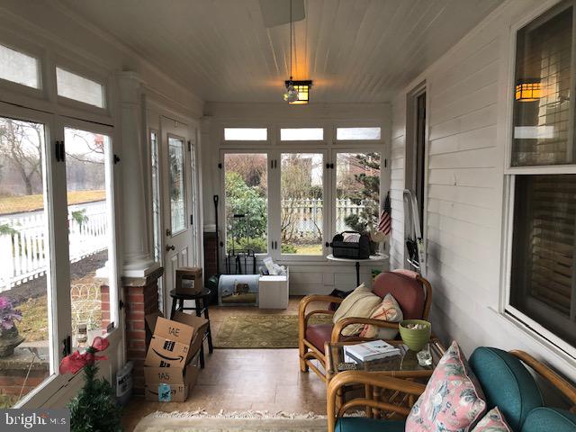 Photo 3 of 19 of 1418 Riverside Dr house