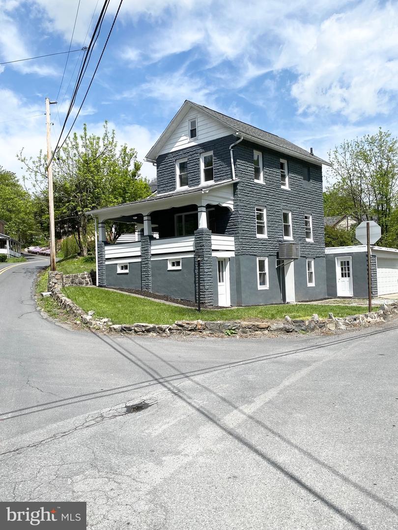 Photo 3 of 27 of 3 Fox Gap Ave house