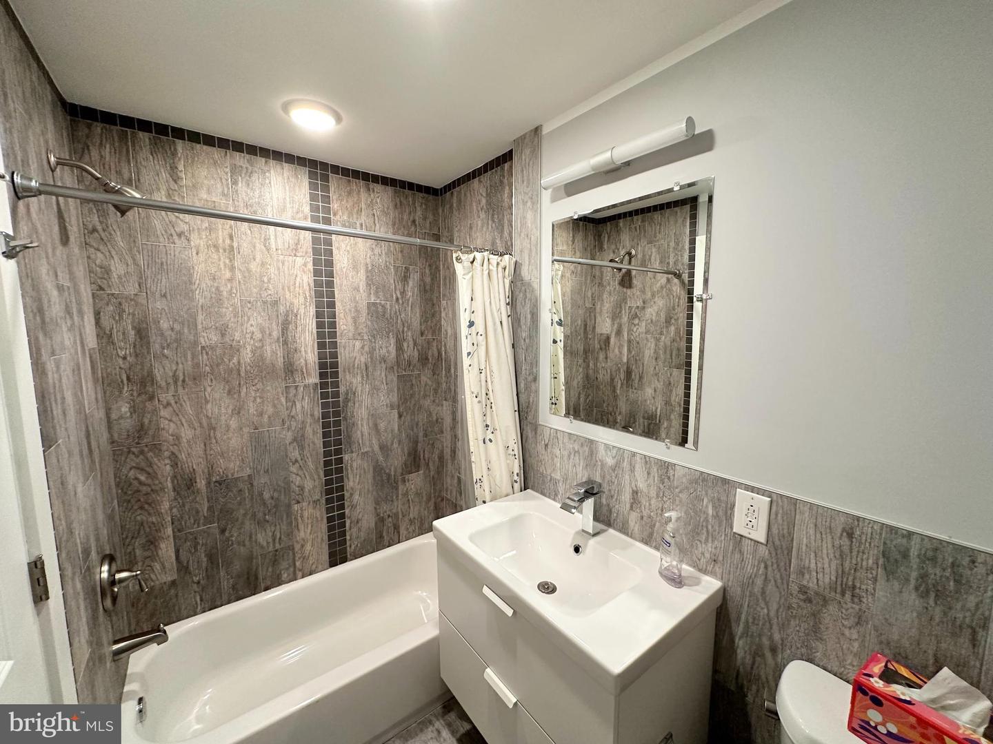 Photo 13 of 24 of 2039 E Cumberland St townhome