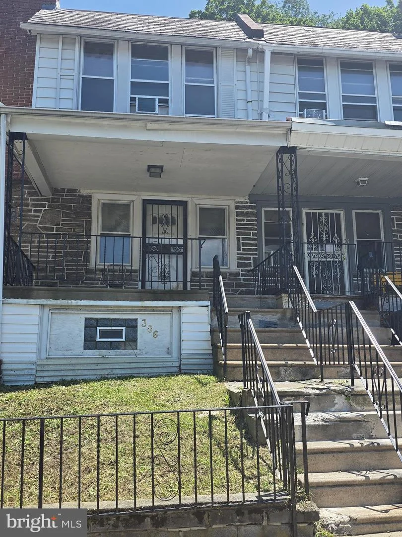 306 E Queen Lane