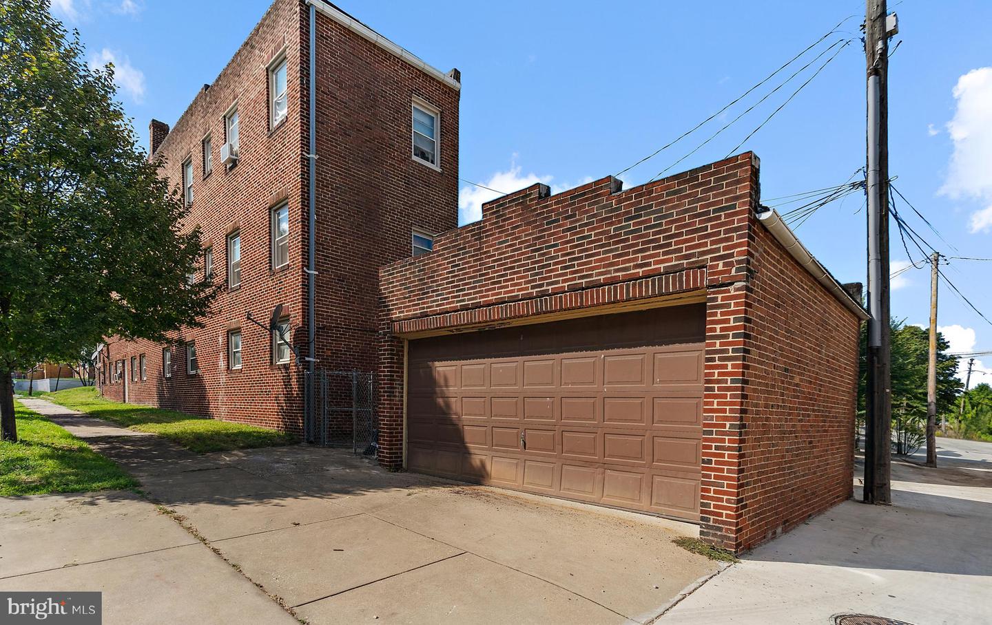 Photo 2 of 26 of 2501 Linden Ave townhome