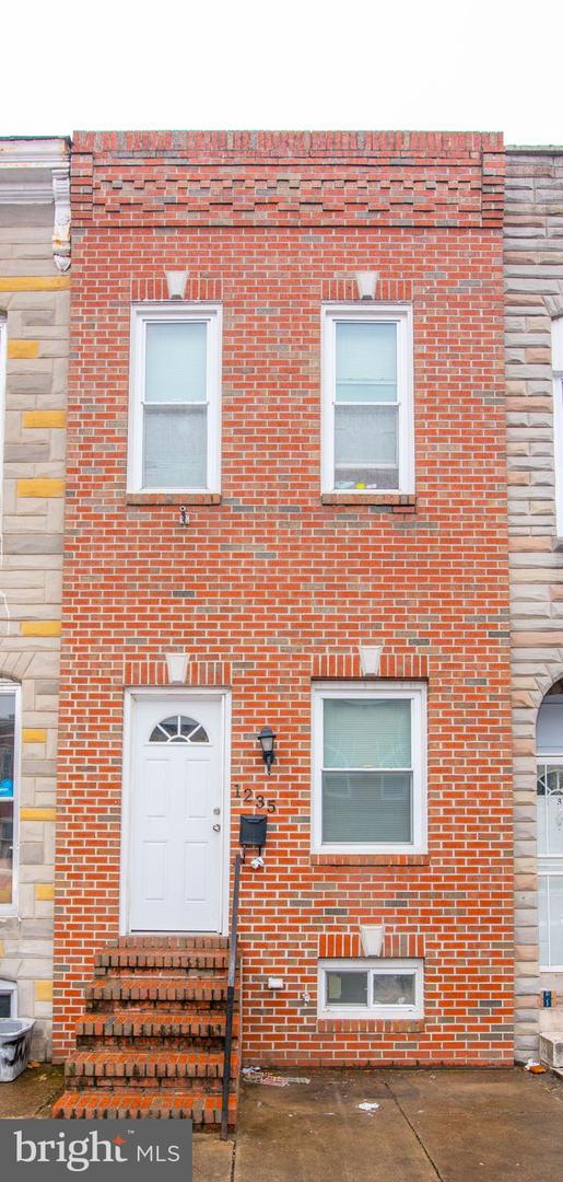 Photo 1 of 24 of 1235 James St townhome
