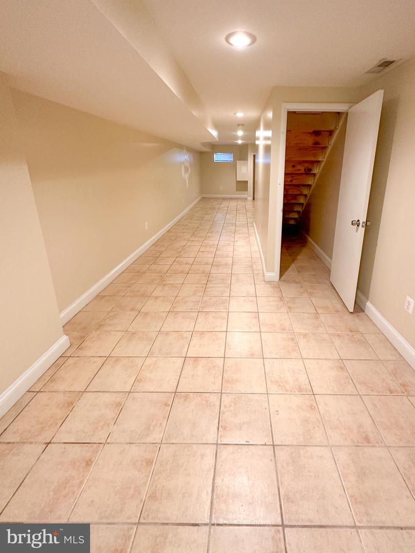 Photo 18 of 24 of 1235 James St townhome