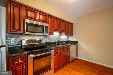 Condominium in Alexandria VA 3306 Wyndham CIRCLE 4.jpg