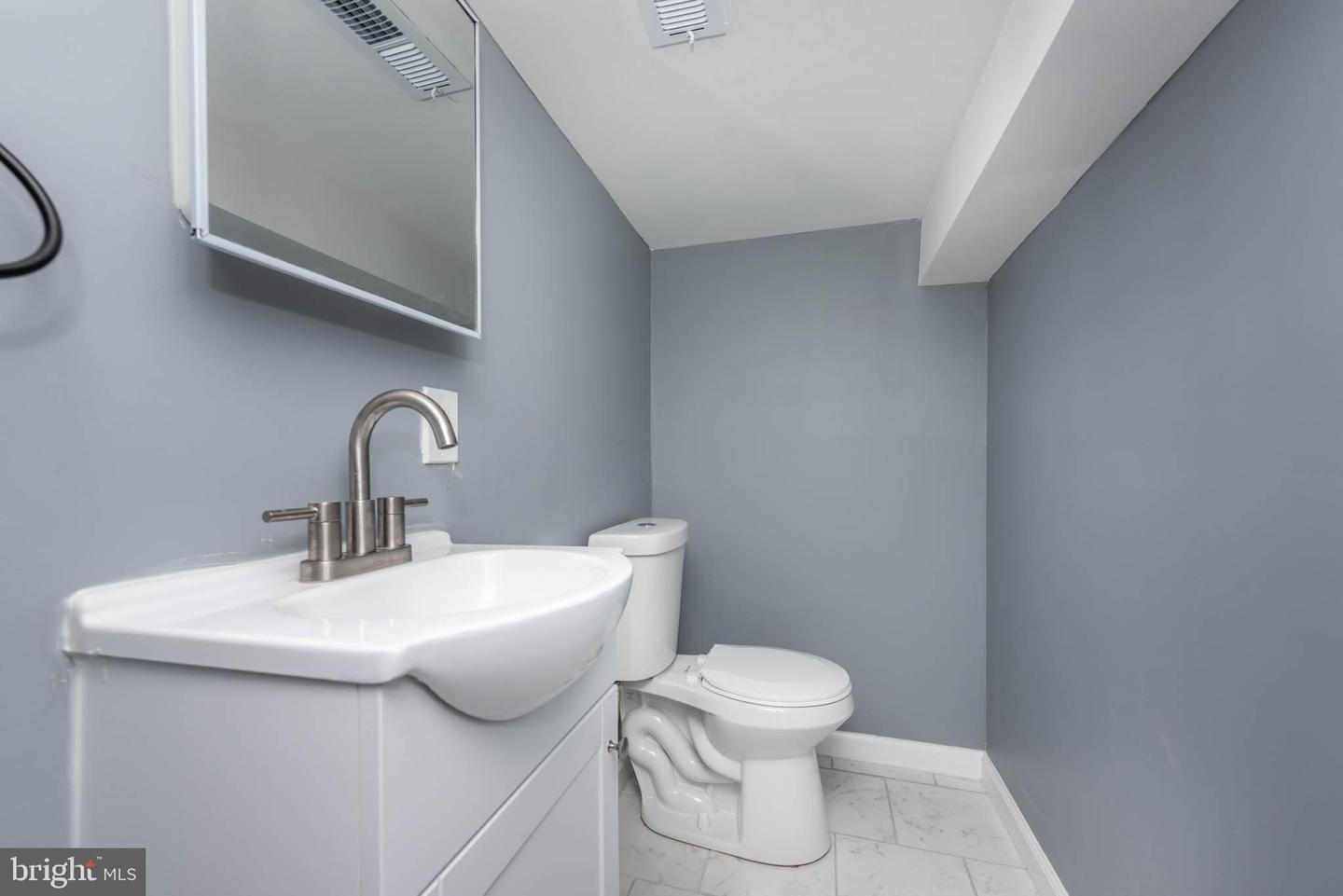 Photo 18 of 25 of 1 W Jeffrey St townhome